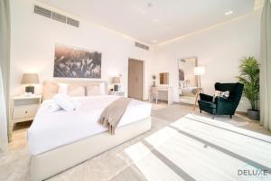 Kama o mga kama sa kuwarto sa Luxury 4BR Villa with Assistant’s Room Al Dana Island, Fujairah by Deluxe Holiday Homes