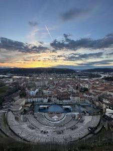 een luchtzicht op een stadion in een stad bij Appartement JAZZ Vienne nord in Vienne