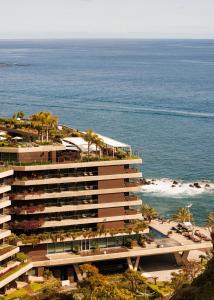 una vista aerea di un hotel e dell'oceano di Saccharum - Resort and Spa - Savoy Signature a Calheta