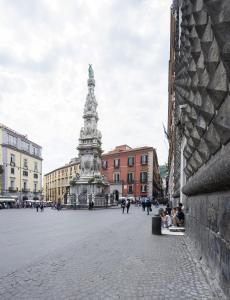 una grande piazza con un monumento nel centro di una città di B&B Sleep & Zupp a Napoli