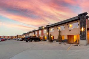 un edificio con un camion parcheggiato in un parcheggio di Best Western PLUS City Centre Inn a Edmonton