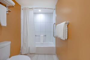 Kamar mandi di Best Western Plus Emerald Isle Hotel