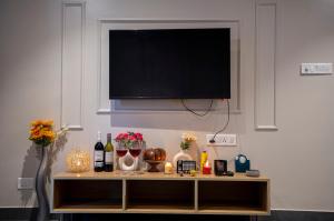 TV at/o entertainment center sa Vacanza By Westay Luxury Home