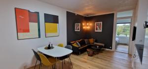 un soggiorno con tavolo e divano di Modern, fully equipped flat a Copenaghen