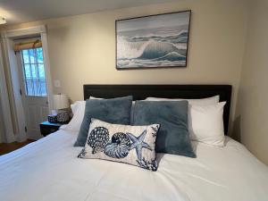 - une chambre avec un lit doté de draps et d'oreillers blancs dans l'établissement Bright & Spacious 1 BR- King Bed & Private Yard, à Providence