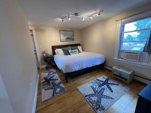 - une chambre avec un lit et deux tapis dans l'établissement Bright & Spacious 1 BR- King Bed & Private Yard, à Providence