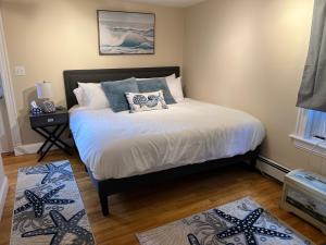 - une chambre avec un lit et des oreillers bleus dans l'établissement Bright & Spacious 1 BR- King Bed & Private Yard, à Providence