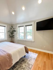 una camera con letto e TV a schermo piatto di 7 Mins drive to Yale, Large fenced yard a New Haven