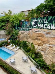 un complejo con piscina y un hotel en un acantilado en Hotel Macaw Cúcuta, en Cúcuta