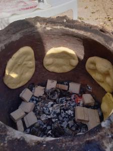 Una hoguera con comida y rocas. en Henchir ejdoud, en Kairouan