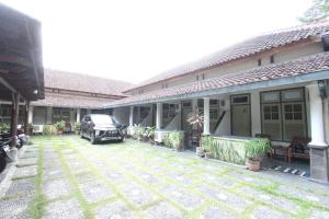 Garden sa labas ng OYO Life 93247 Pondok Pariwisata