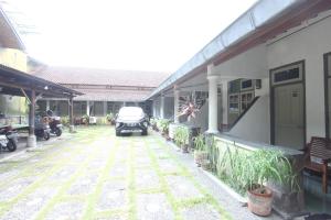 Garden sa labas ng OYO Life 93247 Pondok Pariwisata