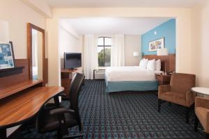 Ліжко або ліжка в номері Fairfield Inn and Suites Atlanta Airport South/Sullivan Road