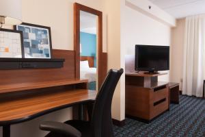 Телевізор і / або розважальний центр в Fairfield Inn and Suites Atlanta Airport South/Sullivan Road