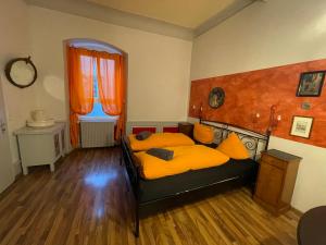 um quarto com uma cama com almofadas amarelas em Pension Jeske Heidelberg em Heidelberg