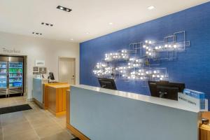 um restaurante com uma parede azul com um lustre em Residence Inn Providence Downtown em Providence