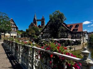 une clôture blanche avec des fleurs devant un bâtiment dans l'établissement nah zur S-Bahn und Altstadt, à Esslingen am Neckar