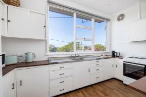 Una cocina o kitchenette en Coastal Cottage in Nelson Bay