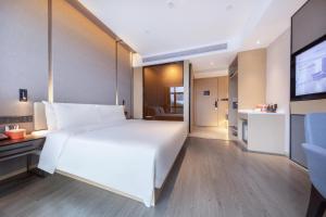 เตียงในห้องที่ Atour Hotel Zhuhai Tangjiawan University Jinding Plaza