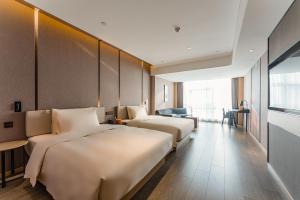 Cama ou camas em um quarto em Atour Hotel Tianjin Binhai High Speed Railway Station