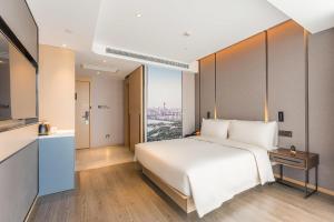 Cama ou camas em um quarto em Atour Hotel Tianjin Binhai High Speed Railway Station