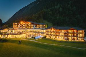 um grande edifício com luzes acesas à noite em Living & Spa Vitalhotel Edelweiss em Neustift im Stubaital