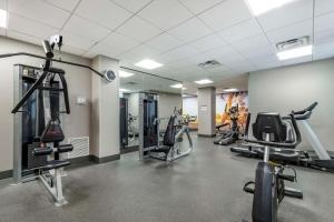 einen Fitnessraum mit mehreren Laufbändern und Kardiogeräten in der Unterkunft Best Western Premier Historic Travelers Hotel Alamo/Riverwalk in San Antonio