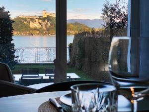 einen Tisch mit Seeblick vom Fenster aus in der Unterkunft FWL Italian Romance on the Lake in Arona