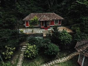 Mahout Resort Wayanad - An Experiential Jungle Stay with Waterfall के बाहर एक बगीचा