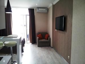 A television and/or entertainment centre at Sebi Apartment Batumi Towers