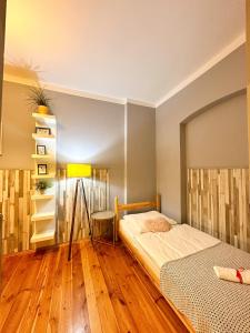 Katil atau katil-katil dalam bilik di Explorer Hostel & Apartment Stare Miasto OLD TOWN 24H #don't be a tourist, be an Explorer!