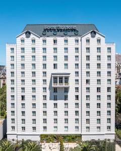 um edifício branco com uma placa em cima em Four Seasons Hotel Buenos Aires em Buenos Aires