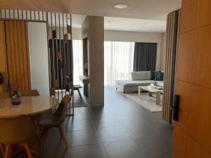 Svetainės erdvė apgyvendinimo įstaigoje DAMAC Luxury new 1 bedroom apartment