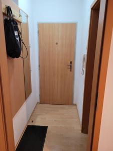 Cette petite chambre dispose d'une porte et d'un couloir. dans l'établissement Apartmán Neva Trnava, à Trnava