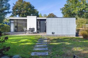 une maison avec une façade blanche et une cour dans l'établissement Holiday Home Maridu Family L-Cube, à Arnhem