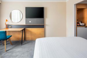 En eller flere senge i et værelse på Holiday Inn London - Gatwick Airport, an IHG Hotel