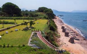 - Vistas a una playa con sillas y al océano en TheLuxuryVillas, en Preveza