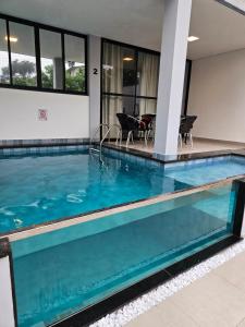 Swimming pool sa o malapit sa Villa da Serra 2 - Casa com piscinas privativas vidro