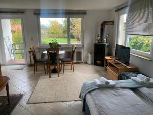 um quarto com uma cama, uma mesa e cadeiras em Haus am Strand em Scharbeutz