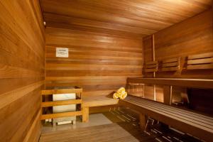 een sauna met houten wanden en een bank erin bij Legacy Vacation Resorts - Reno in Reno