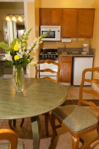 een keuken met een tafel met een vaas met bloemen erop bij Legacy Vacation Resorts - Reno in Reno