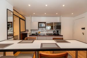 cocina con mesa y sillas en una habitación en Metropolitan Flats, en Curitiba