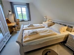 A bed or beds in a room at Ferienhaus Ellen, OG Whg