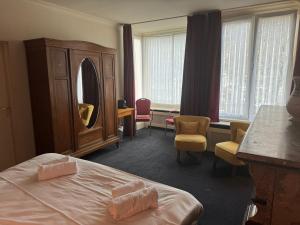 - une chambre d'hôtel avec un lit et un miroir dans l'établissement Hotel Rubenshof, à Anvers