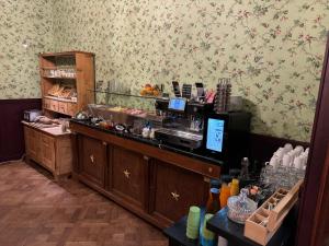 un café avec un comptoir dans une chambre dans l'établissement Hotel Rubenshof, à Anvers