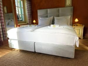 Una cama o camas en una habitación de Vitranc Boutique Hotel