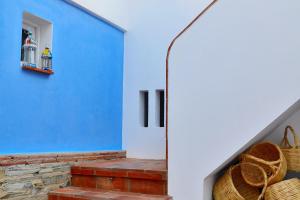 una casa con una parete blu e scale con una lanterna di Casa do Funil a Mértola