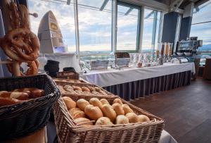 eine Bäckerei mit Brotkörben und einen Tisch mit Fenstern in der Unterkunft MY Parkhotel in Kempten