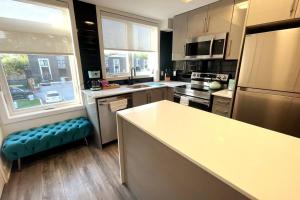 una cucina con ampia isola di Exquisite, bright & modern condo. a Niagara Falls