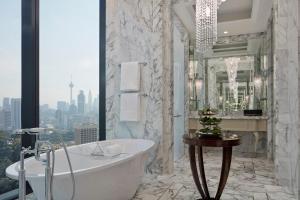 Un baño de The St. Regis Kuala Lumpur